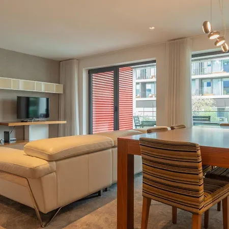 Flh Elegant With Pool & Balcony דירה *