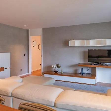 Daire Flh Elegant With Pool & Balcony *